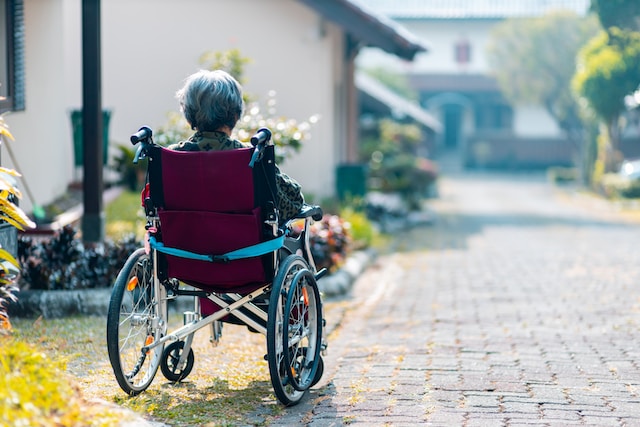 elder-woman-sitting-gamma-light-alzheimer