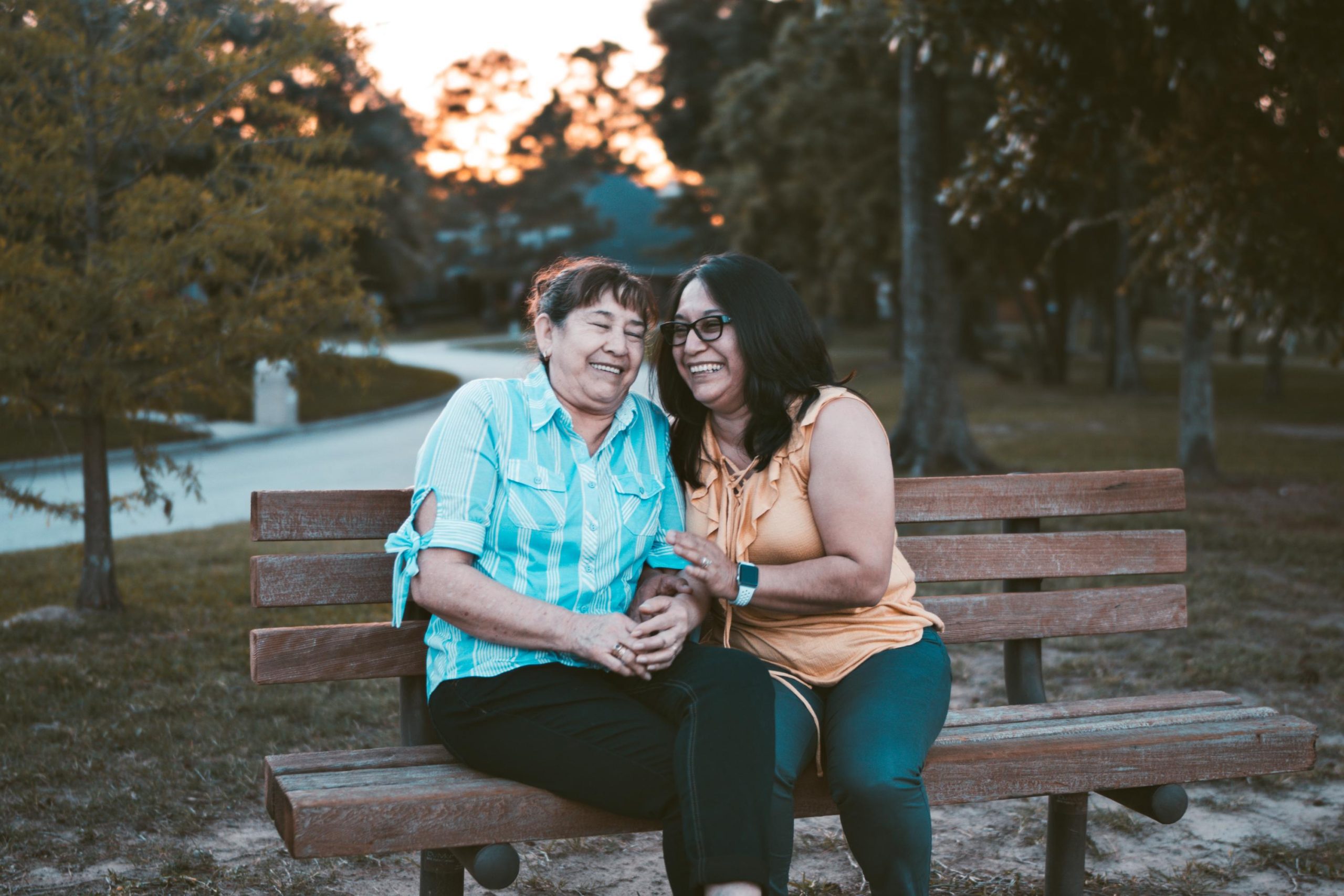 happy-mother-and-daughter-after-alzheimers-light-therapy-mit