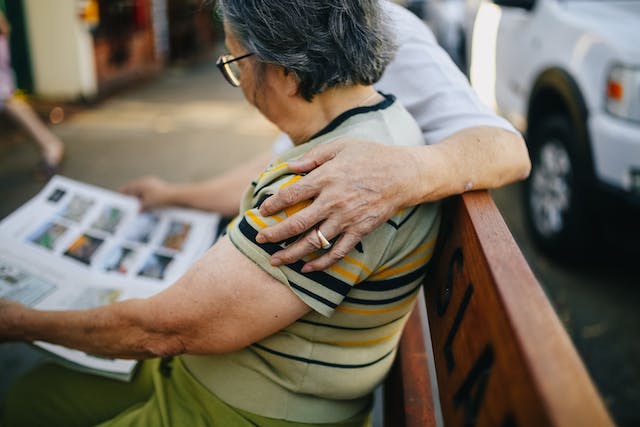 elder-person-cognitive-decline-light-therapy