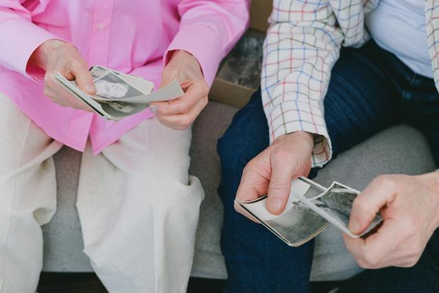 people-looking-at-old-photographs-for-how-to-talk-to-someone-with-short-term-memory-loss