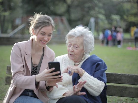 two-women-looking-at-a-phone-for-how-to-talk-to-someone-with-short-term-memory-loss